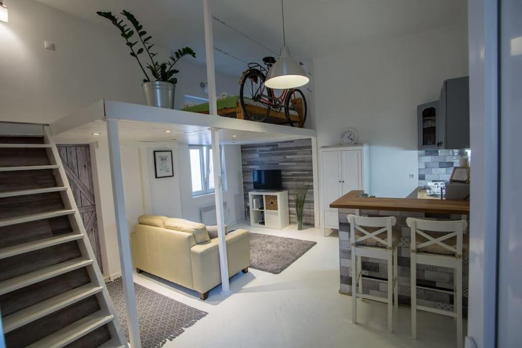 Vintage Near Boulevard With Ac After Renovation Budapesta