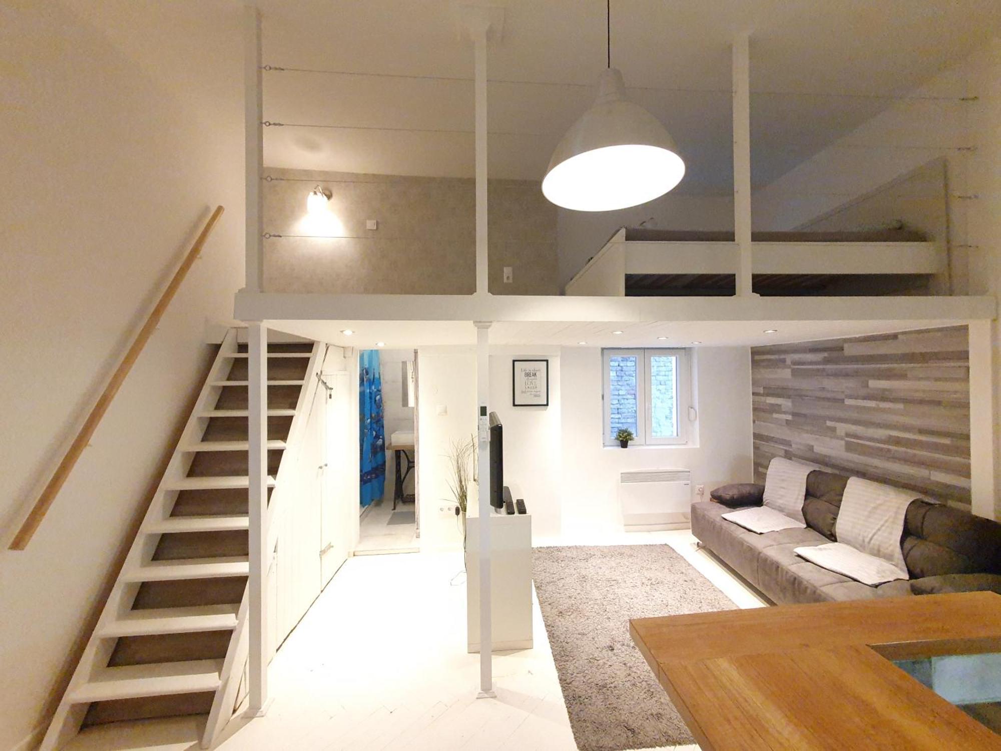 Apartment Vintage Near Boulevard With Ac After Renovation *